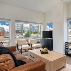 Lux Downtown Condo, steps to Broadway, P301 - free parking included