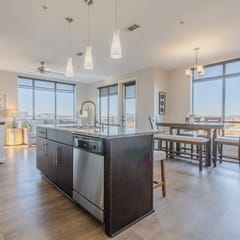 Luxurious Downtown Corner 2bd2bth-City/River- 320 Parking included