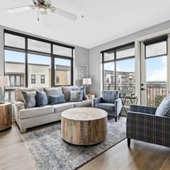 Luxurious Downtown Corner unit- 2 Bd2 Bth- 321 Parking Included