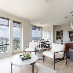 Luxurious large Downtown Top Floor Corner 2 Bed 2 bath - 621 parking included