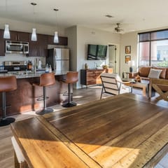 Luxurious Downtown Corner unit- 2 Bd2 Bth- 321 Parking Included