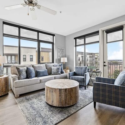 Luxurious Downtown Corner unit- 2 Bd2 Bth- 321 Parking Included